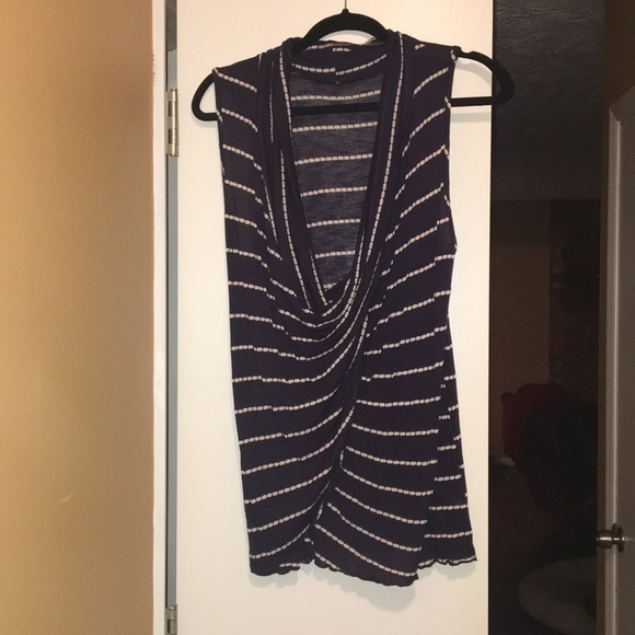 Sleeveless shirt with low cut front - Picture 2 of 3